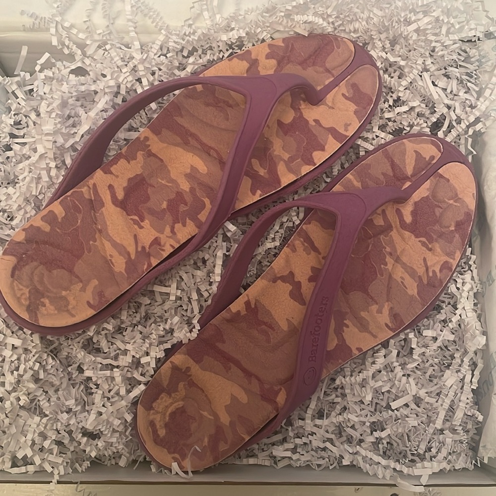 Barefooters unworn lilac thongs flip flop sandals sz 39, US 8.5-9 camo footbed